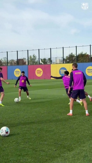 丝滑~巴萨训练场队内抢圈脚下纵享丝滑，头顶精确制导