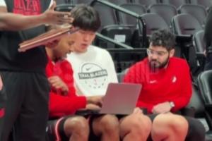 小吧在NBA杯现场捕捉到杨瀚森 他与助教交流已经不需要翻译啦