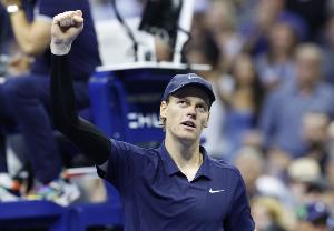 辛纳颁奖发言：感谢团队激励我挑战极限，很高兴能与大家分享夺冠