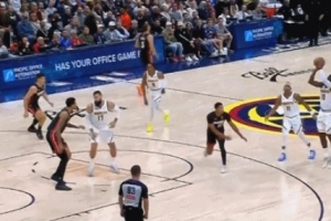 直接抢劫3分到手！小哈达威前场抢断直接出手命中压哨三分