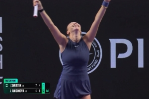 阿尼西莫娃2-1逆转并淘汰斯瓦泰克，晋级WTA年终总决赛4强