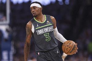 犯规较多！麦克丹尼尔斯5次犯规&半场3犯对文班 13中6拿17分6板