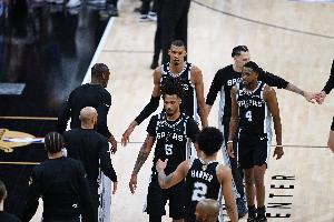 媒体人：若卡斯尔一直打不好挡拆 马刺就赢不了尼克斯