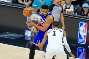 韦德：唐斯的传球影响了马刺 他把文班带出禁区&那没人护筐了
