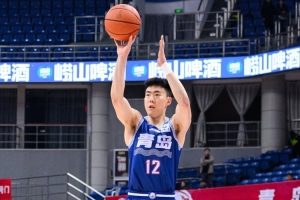 队记：青岛目前只有7名队员参与新赛季备战 段昂君在外进行特训