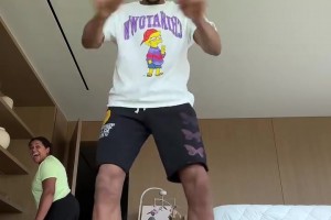 字母哥晒在家逗比自拍 网友发现盲点：扁平足？？🤔🤔🤔