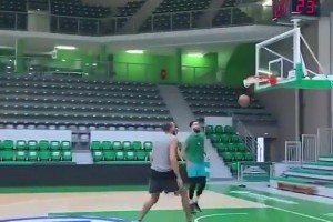 里夫斯：我之前曾是詹黑，但他那年输给KD库里以后，我便不再黑他了