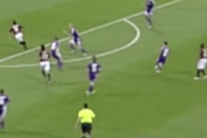 扳平比分！吉奥瓦尼晃过对手右侧劲射洞穿球门