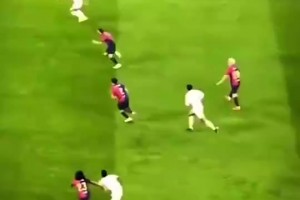 蓉城比赛现场情侣害羞亲亲，旁边的父母把双方推向彼此~