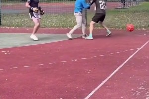 一言不合就打架！这是一种新足球运动吗