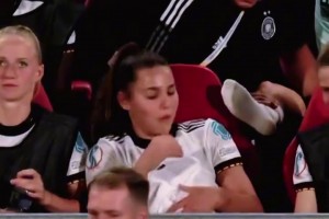 曼彻斯特变哥谭？哈兰德万圣节化妆成小丑入侵街头！路人的反应？