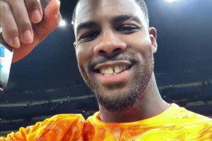 Forza Milan！迈尼昂赛后手握全场最佳奖杯：有我在，没意外！