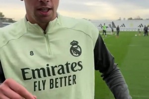 大暖男❤！巴斯托尼为小球童披上自己的训练服避雨