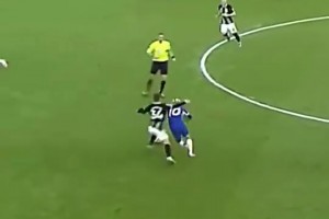 给哈宝干羞涩了！名场面：贝林强吻正在接受采访的哈兰德！