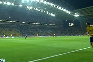 2004年欧洲杯，伊布打进载入史册的蝎子摆尾