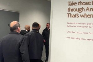 啊？裁判本来给加拉塔萨雷点球，然后立即将其改为球门球……