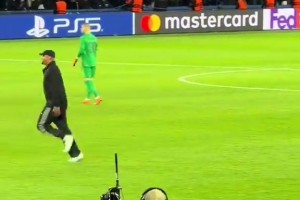 赛后以为哪个球迷冲场了，原来是孔帕尼，现在拜仁整个团队太团结