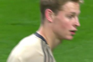 不愧是黄金射术！名场面：C罗赛前热身用水滋旁边的费迪南德！