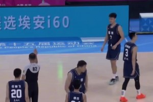 徐杰撞飞对手，裁判判罚假摔，全场沸腾！给杰哥整的都摇头了~