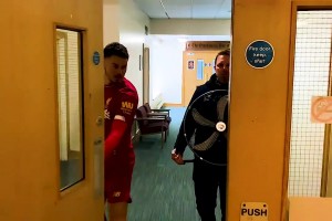 这个梗真是过不去了！利物浦球迷恶搞：这个动作成为了肌肉记忆！