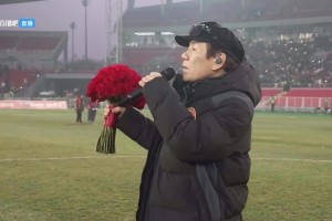 庆祝辽宁铁人夺冠+冲超！歌星赵传在铁西体育场献唱两首经典曲目