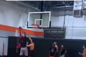 灵魂是后卫的中锋！阿德巴约当年花式技巧单挑看呆媒体人！