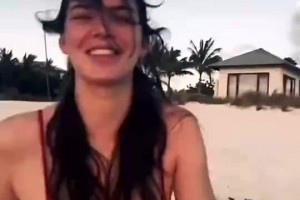 难怪前男友们都着迷😍詹娜此前穿比基尼海边玩耍！这也太顶了！