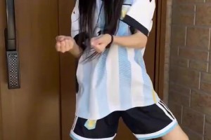 可爱！小女孩模仿阿根廷球员的经典动作！相关视频